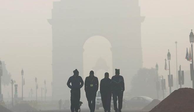 Delhi shivering at 2.4 degrees celsius, witnesses coldest December Since 1901 desh ni rajdhani delhi ma thandi e 118 varsh juno record todyo paro gagdi ne 2.4 degress e pochyo